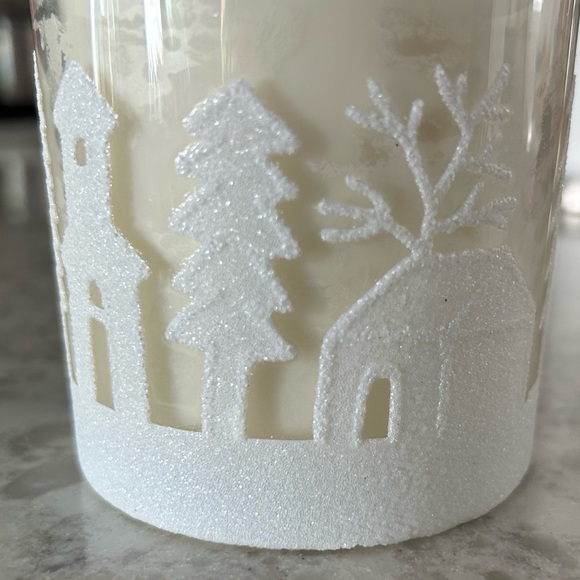 “New” Red Leaf Home Winter White Glass Candle 11 oz - Picture 3 of 6
